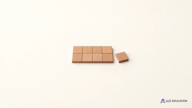Un assemblage rectangulaire plat de petits carreaux carrés et un carreau isolé, entiers sur fond clair.
